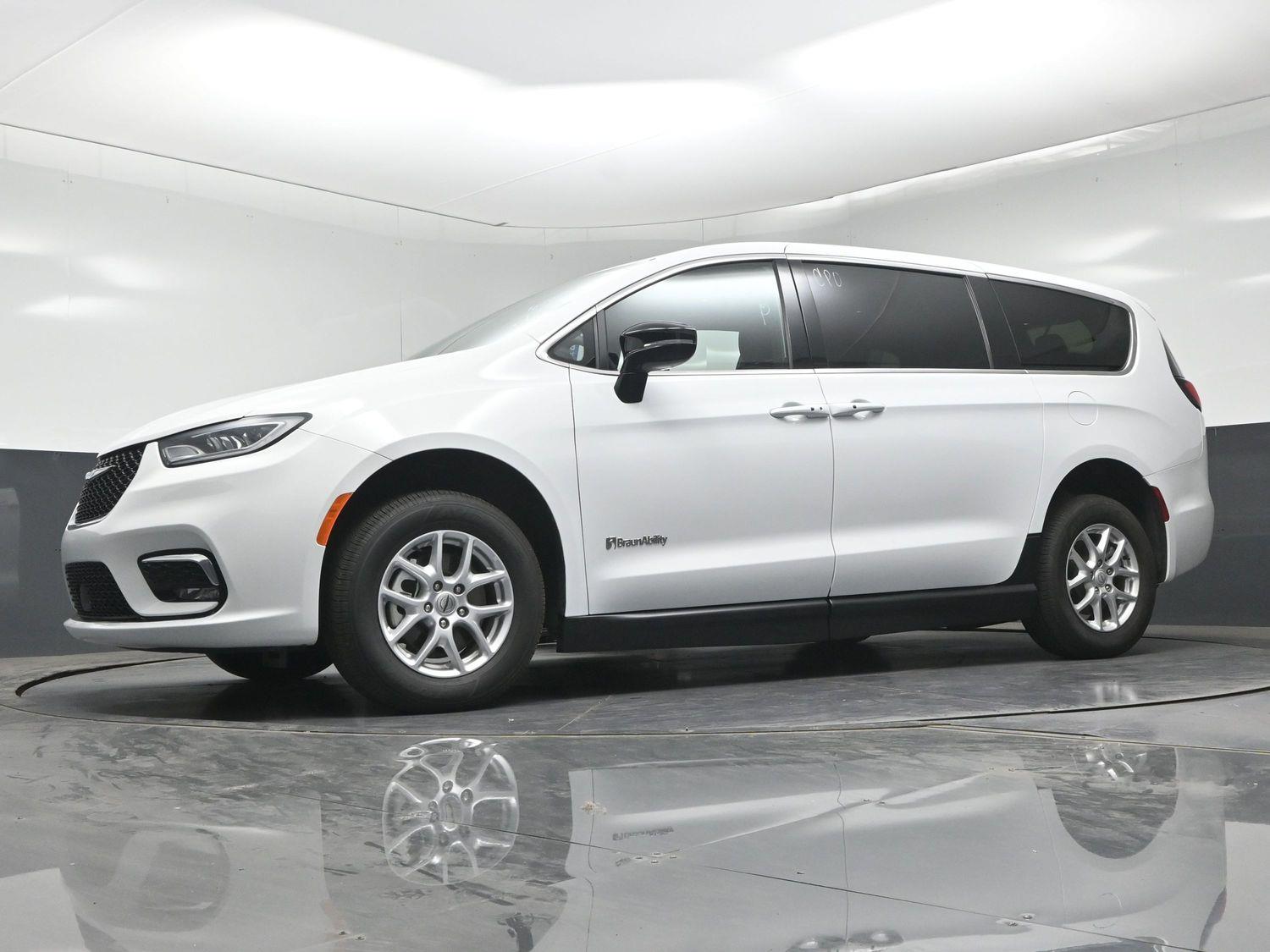 Certified Pre-Owned 2025 Chrysler Pacifica Select