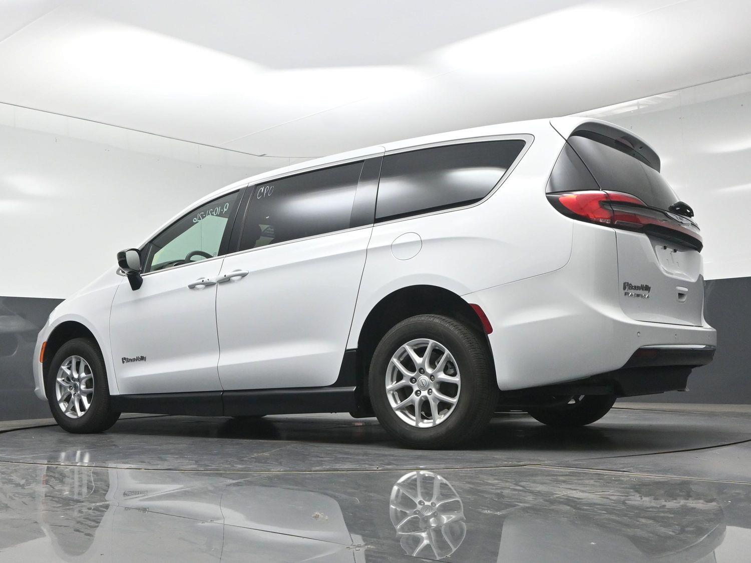 Certified Pre-Owned 2025 Chrysler Pacifica Select