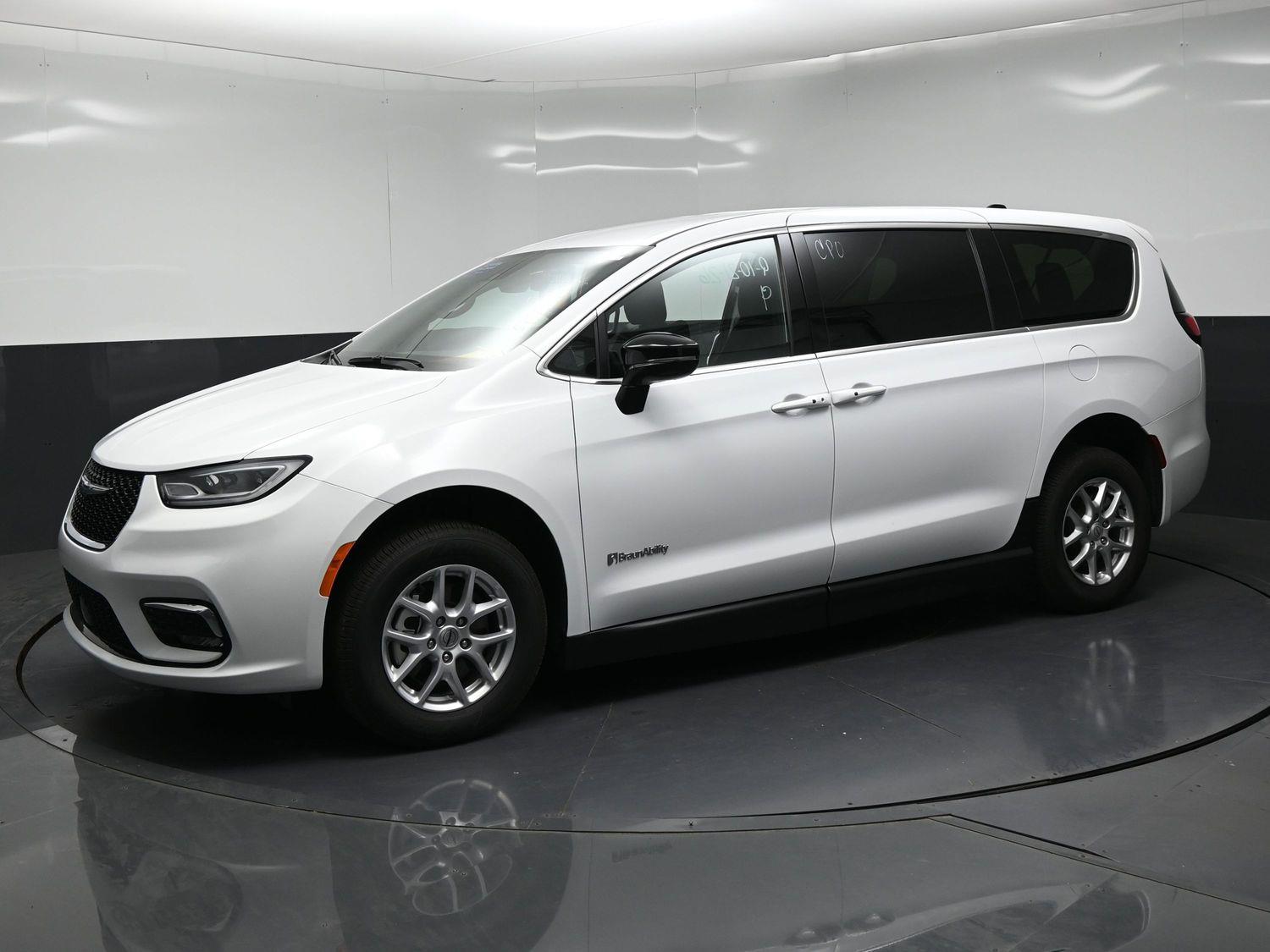Certified Pre-Owned 2025 Chrysler Pacifica Select