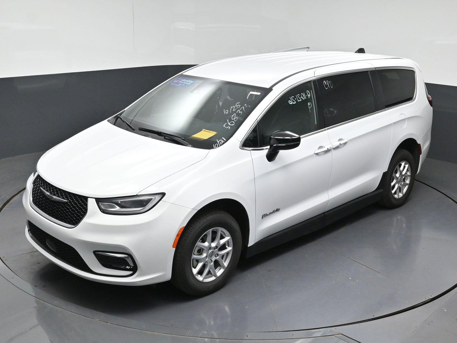 Certified Pre-Owned 2025 Chrysler Pacifica Select
