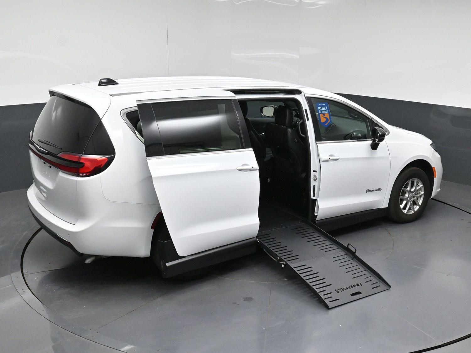Certified Pre-Owned 2025 Chrysler Pacifica Select