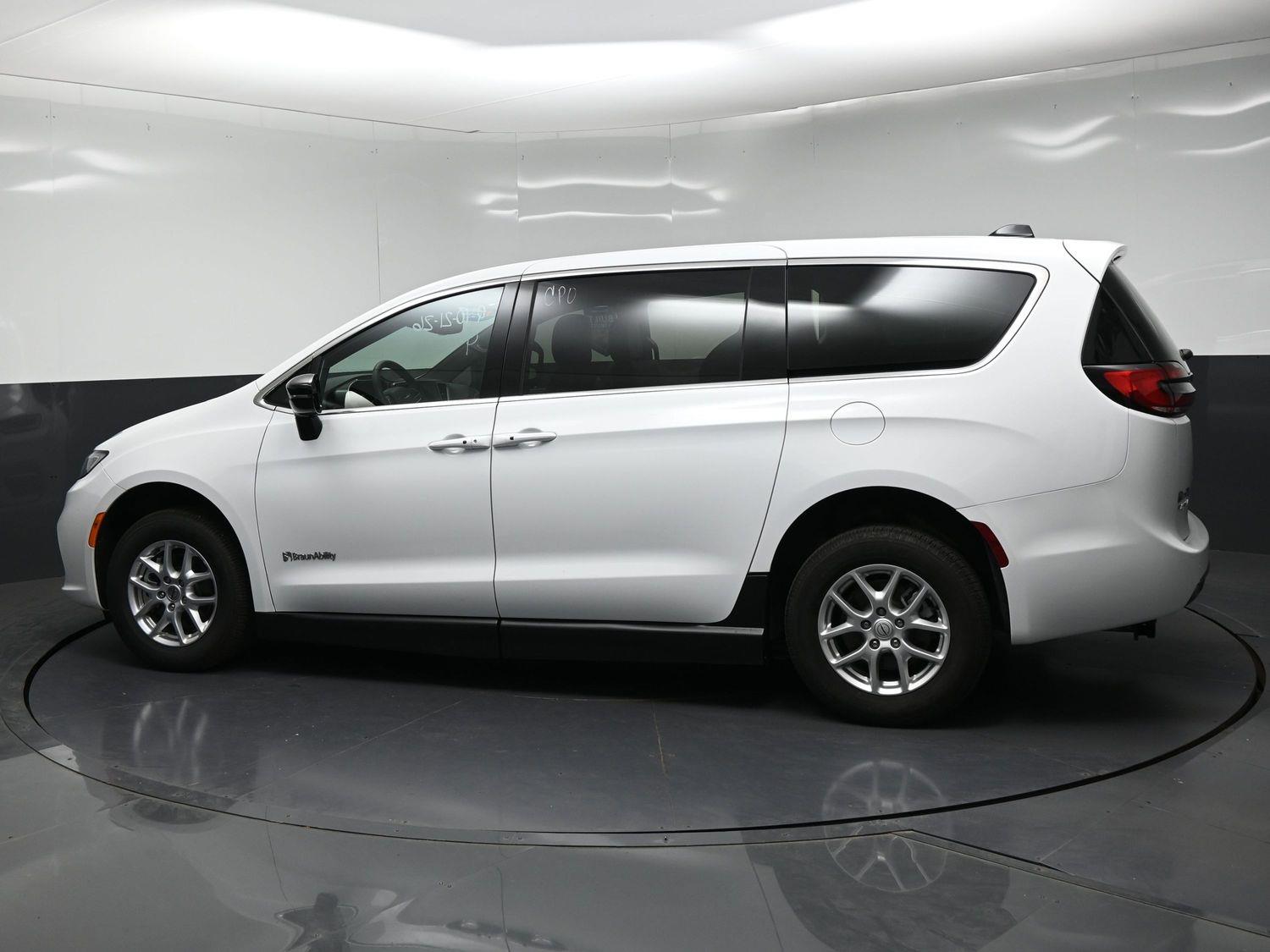 Certified Pre-Owned 2025 Chrysler Pacifica Select