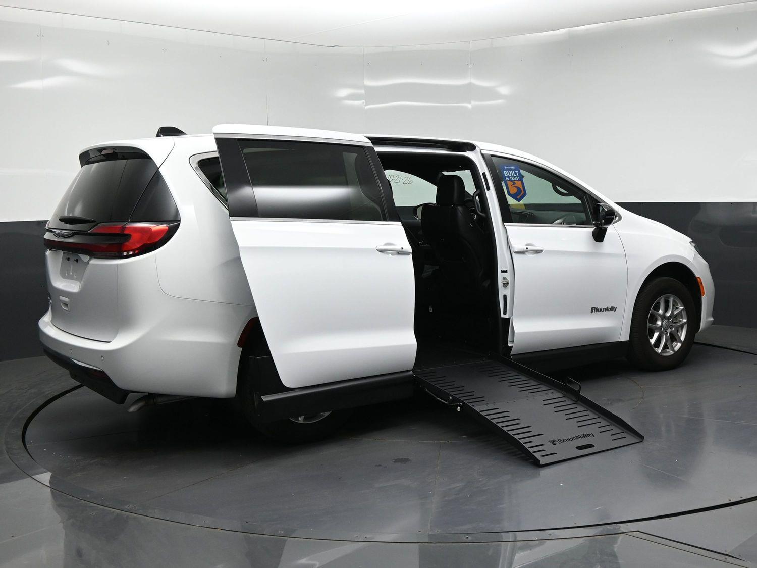 Certified Pre-Owned 2025 Chrysler Pacifica Select