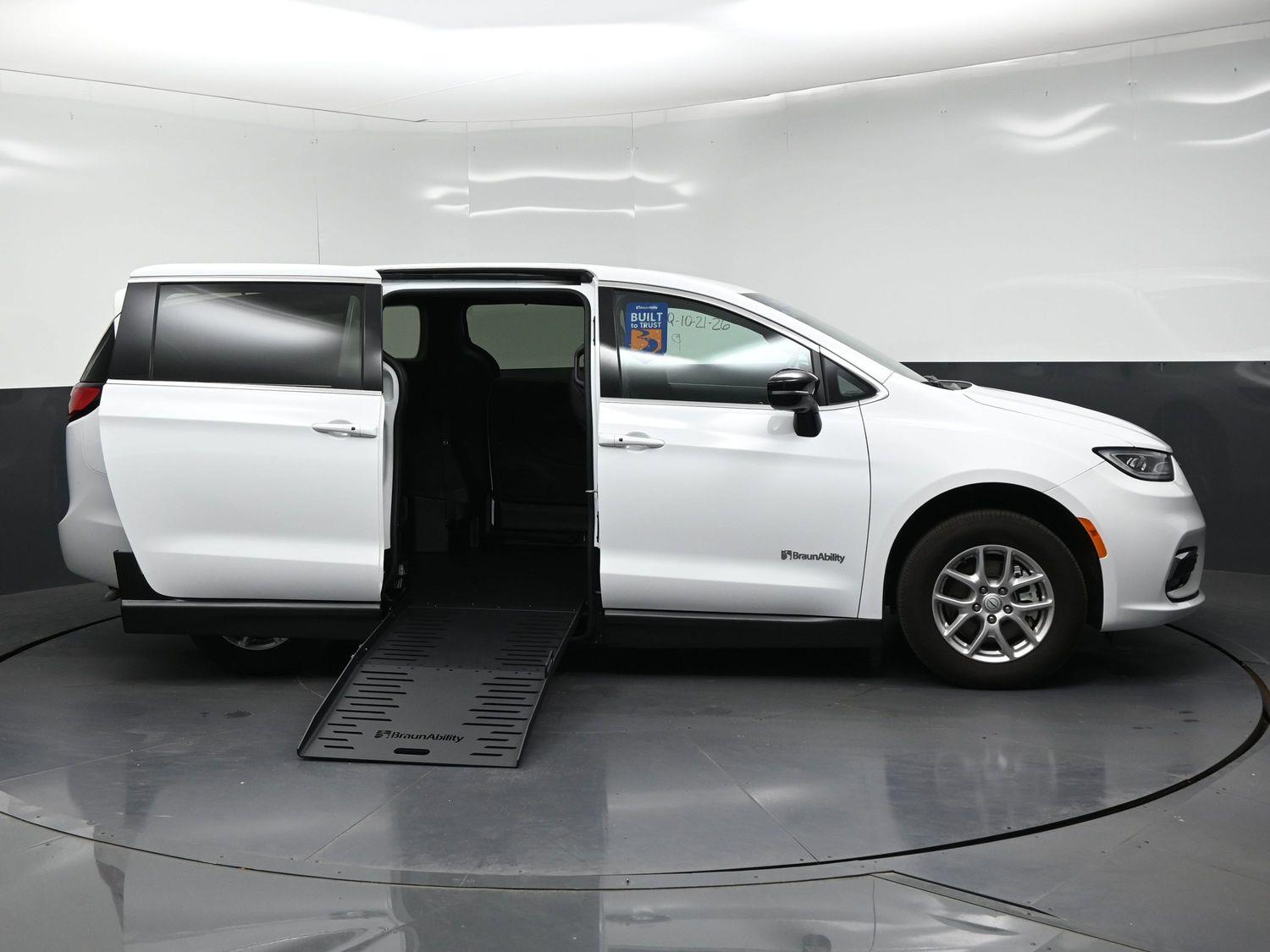 Certified Pre-Owned 2025 Chrysler Pacifica Select