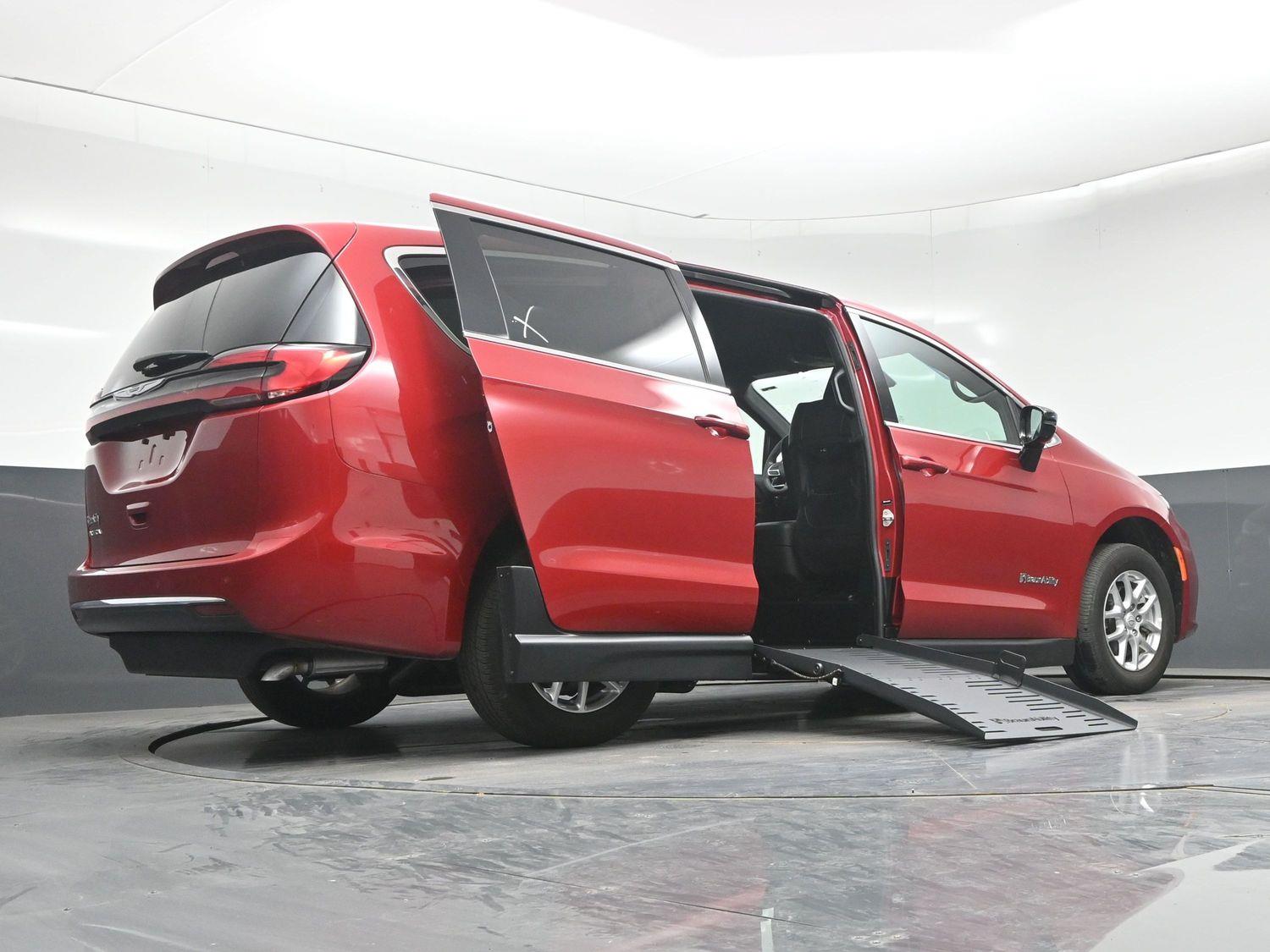 Pre-Owned 2026 Chrysler Pacifica Select - 27l