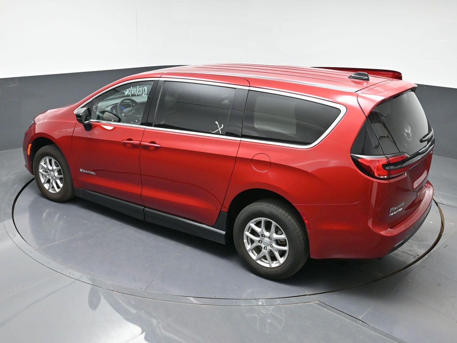Pre-Owned 2026 Chrysler Pacifica Select - 27l