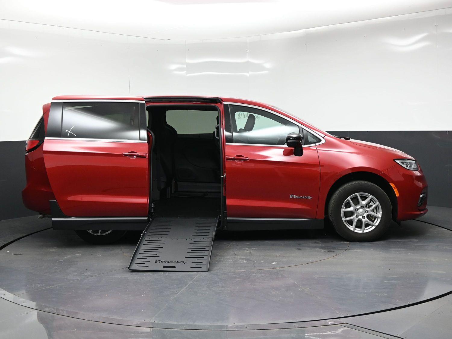 Pre-Owned 2026 Chrysler Pacifica Select - 27l