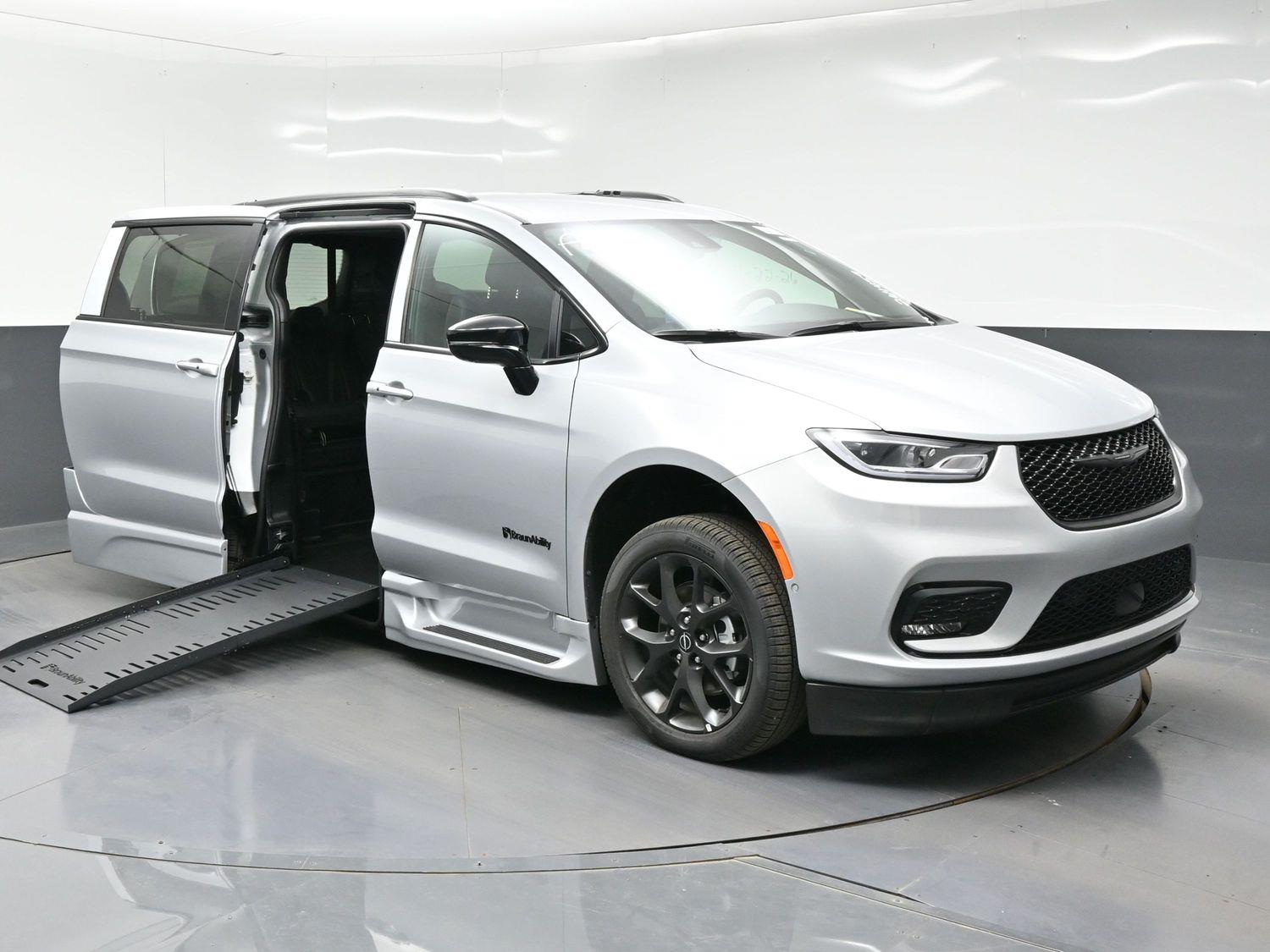 New 2026 Chrysler Pacifica Select