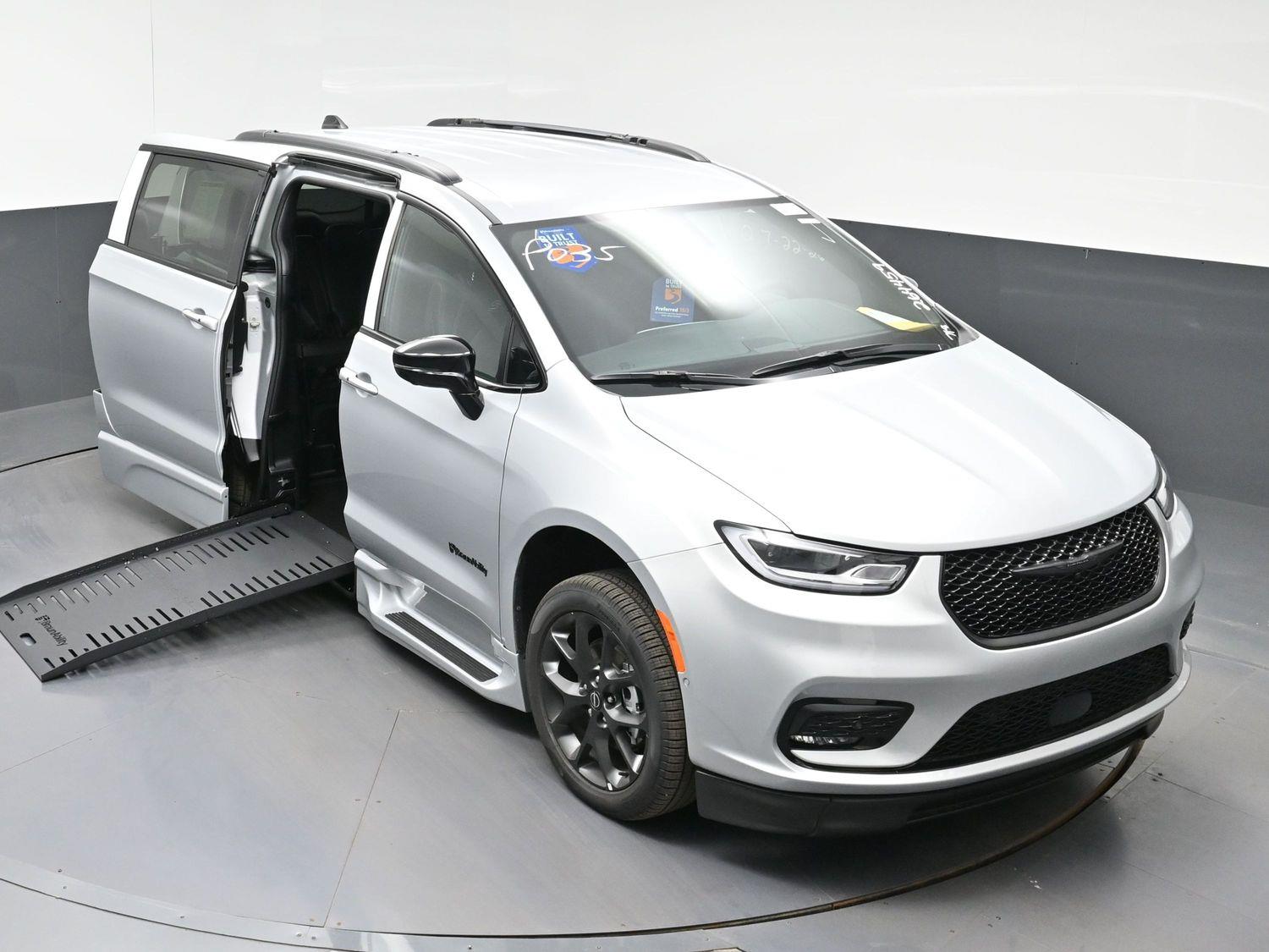 New 2026 Chrysler Pacifica Select