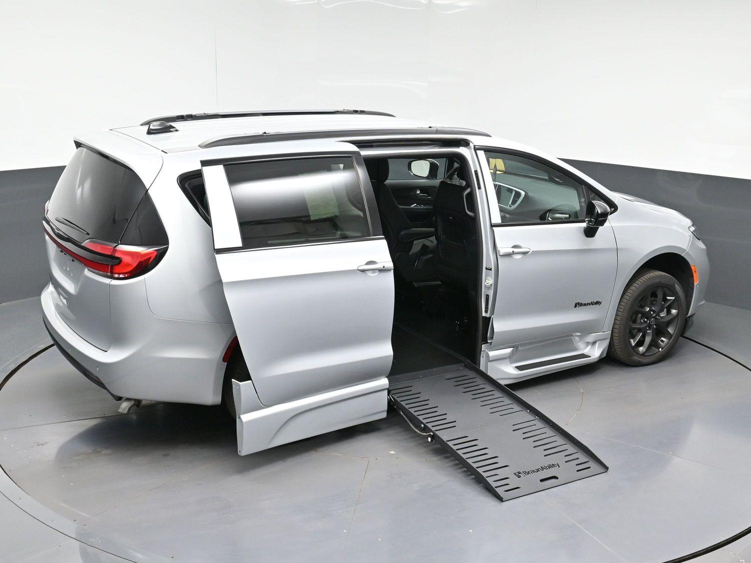 New 2026 Chrysler Pacifica Select