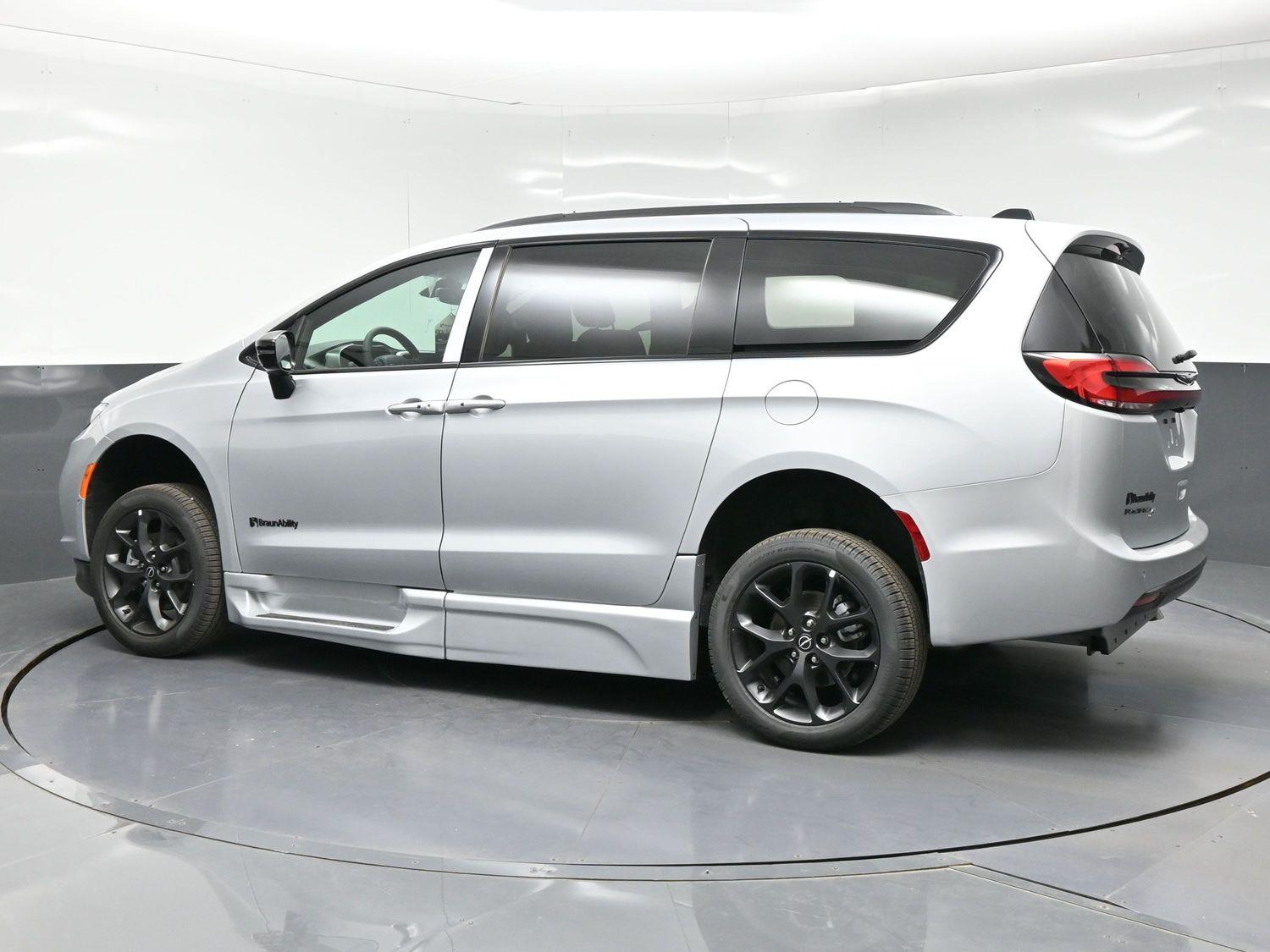 New 2026 Chrysler Pacifica Select