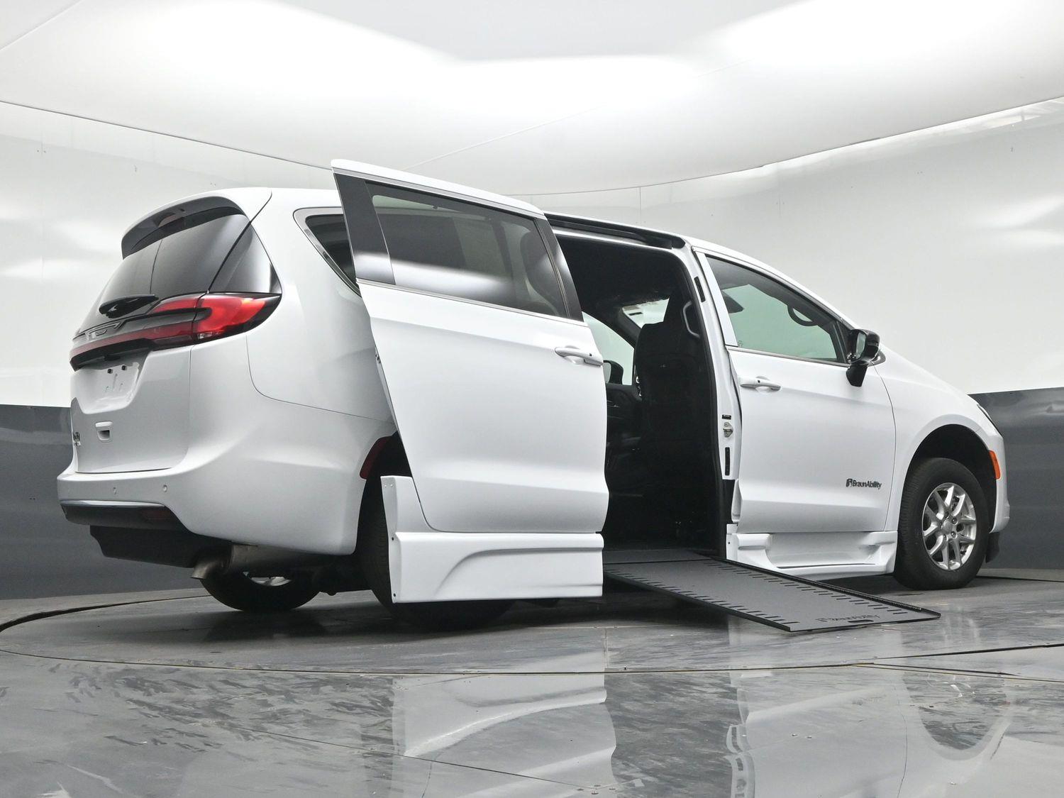 New 2027 Chrysler Pacifica Select
