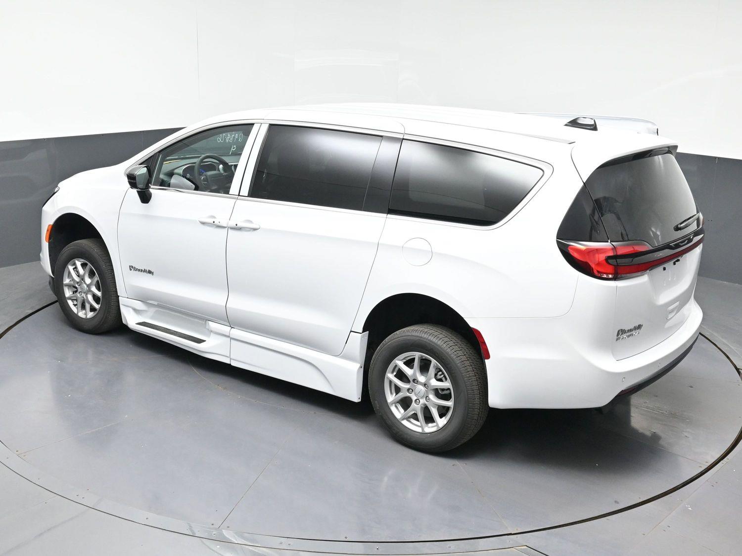 New 2027 Chrysler Pacifica Select