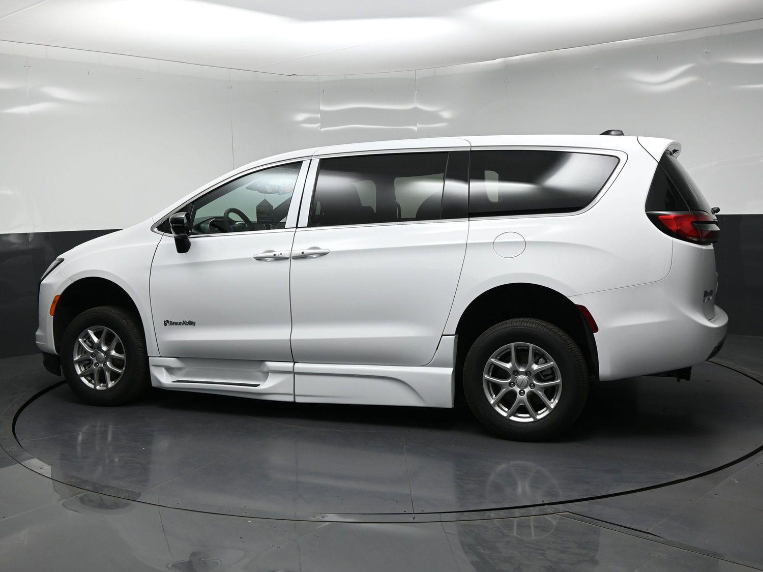New 2027 Chrysler Pacifica Select
