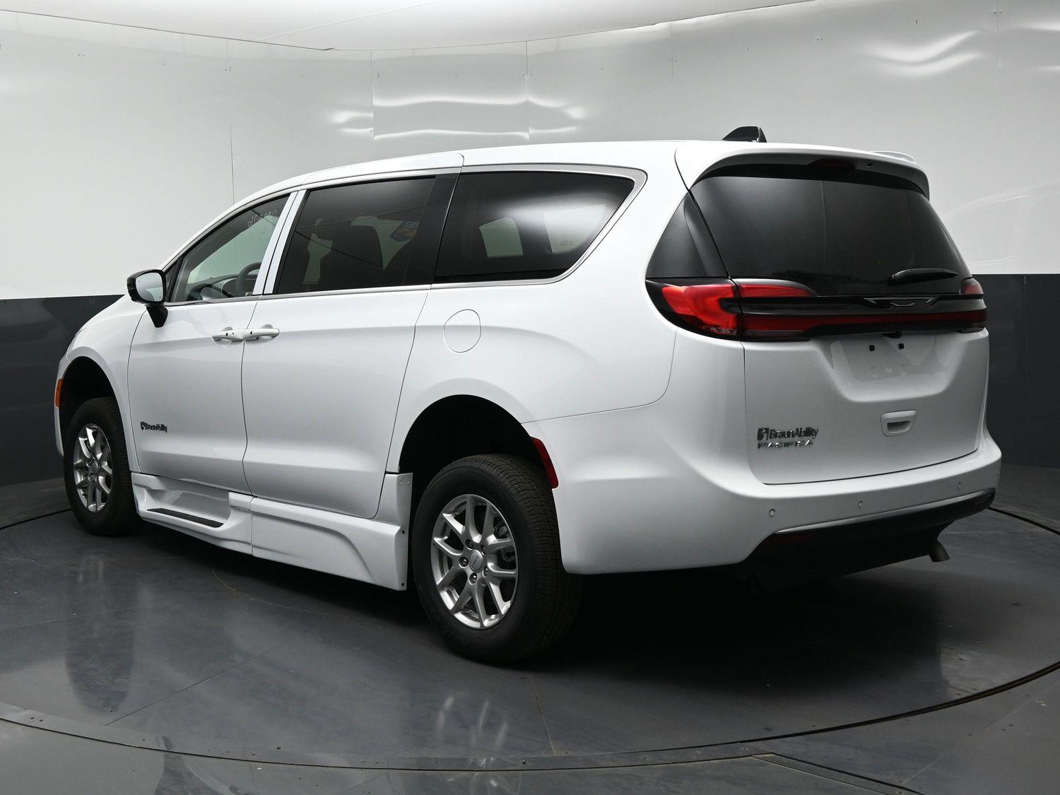 New 2027 Chrysler Pacifica Select