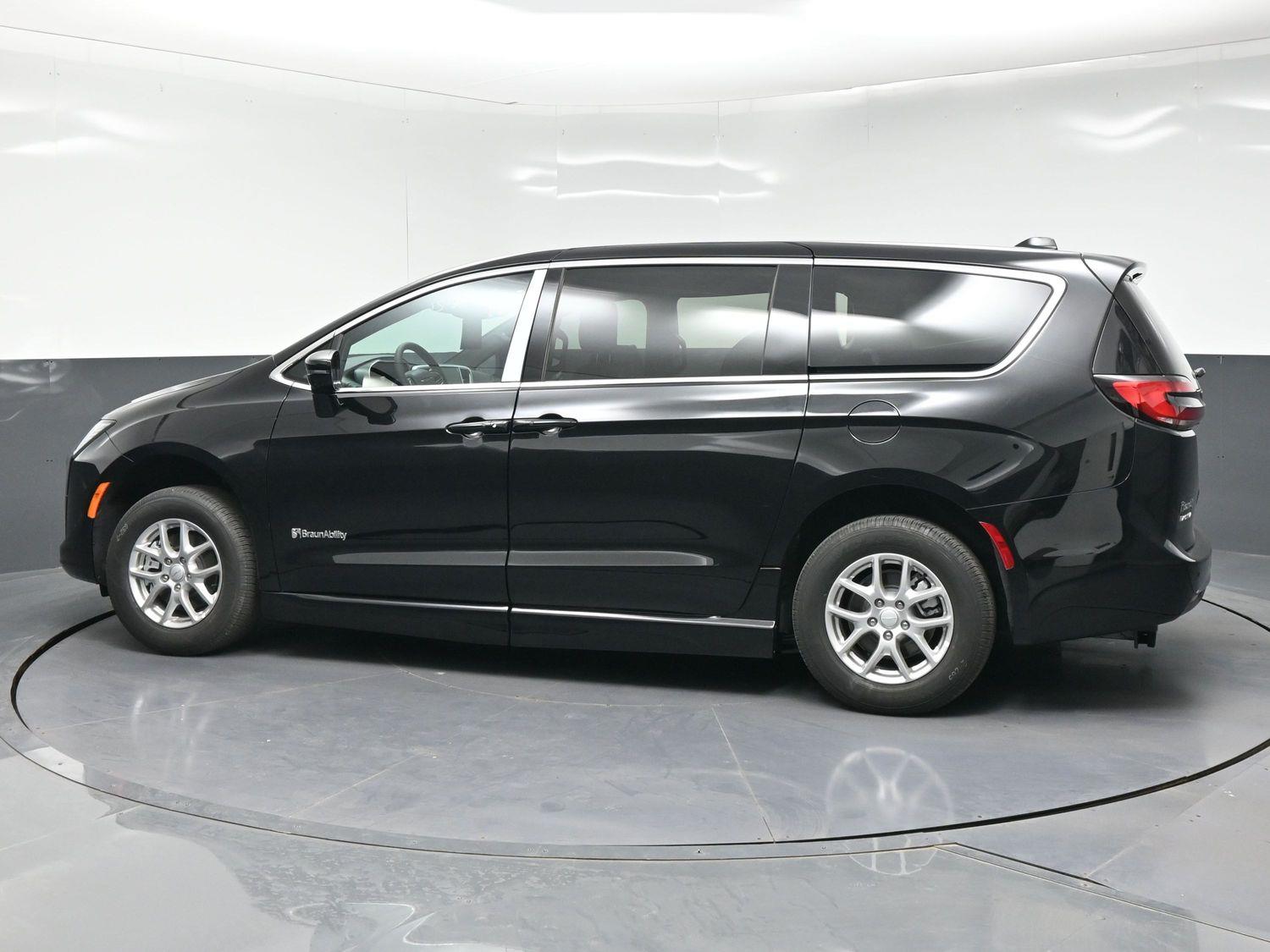 New 2027 Chrysler Pacifica Select