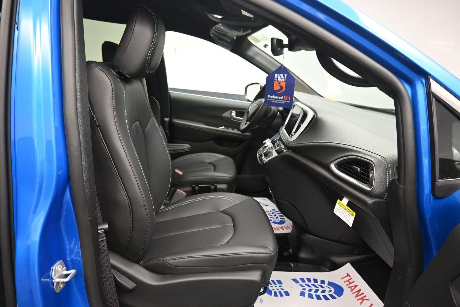 New 2027 Chrysler Pacifica Select