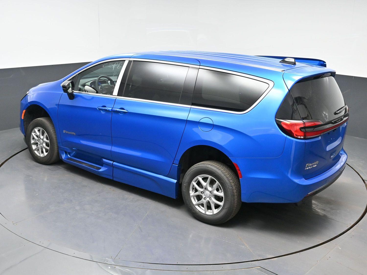 New 2027 Chrysler Pacifica Select