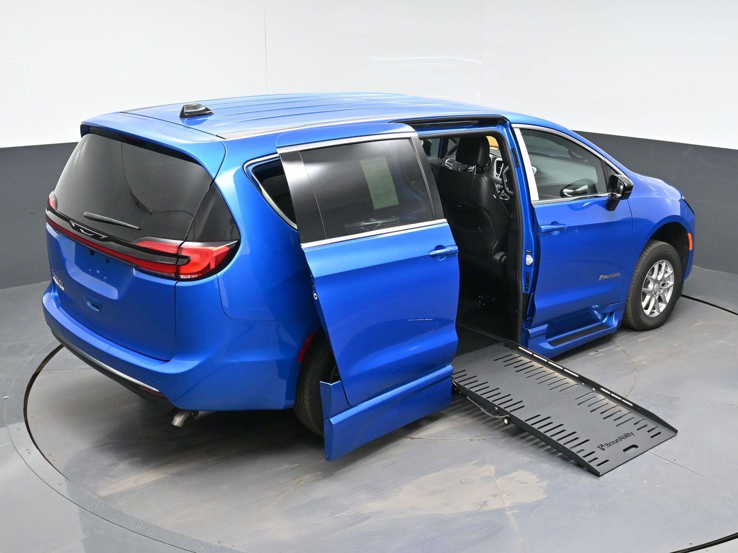 New 2027 Chrysler Pacifica Select