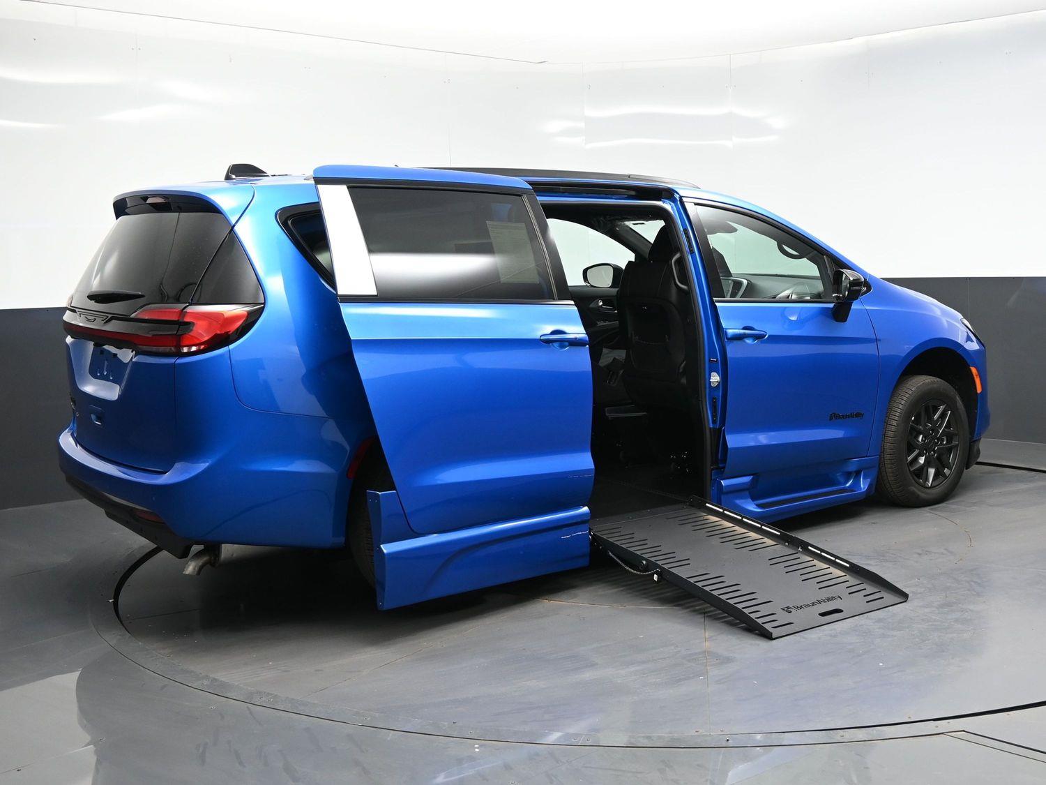 New 2027 Chrysler Pacifica Select