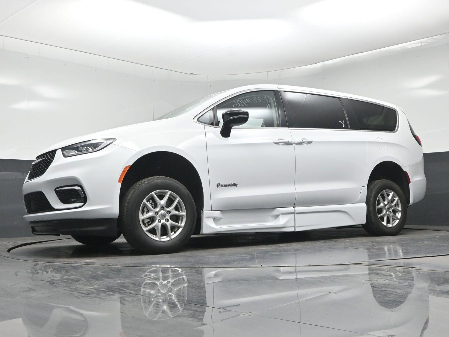 Pre-Owned 2024 Chrysler Pacifica Touring L