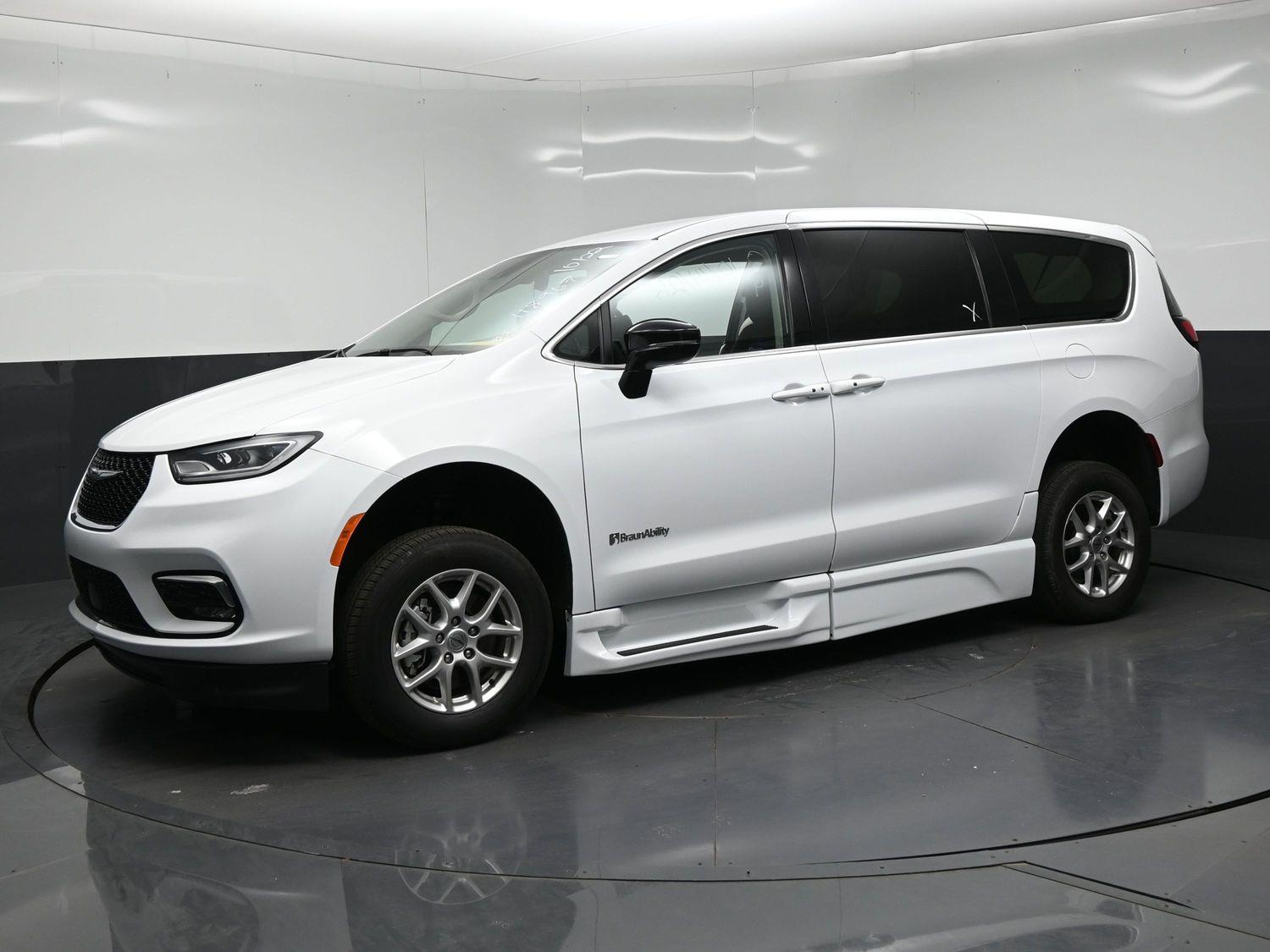 Pre-Owned 2024 Chrysler Pacifica Touring L