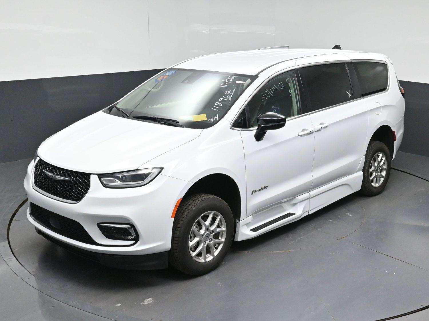 Pre-Owned 2024 Chrysler Pacifica Touring L