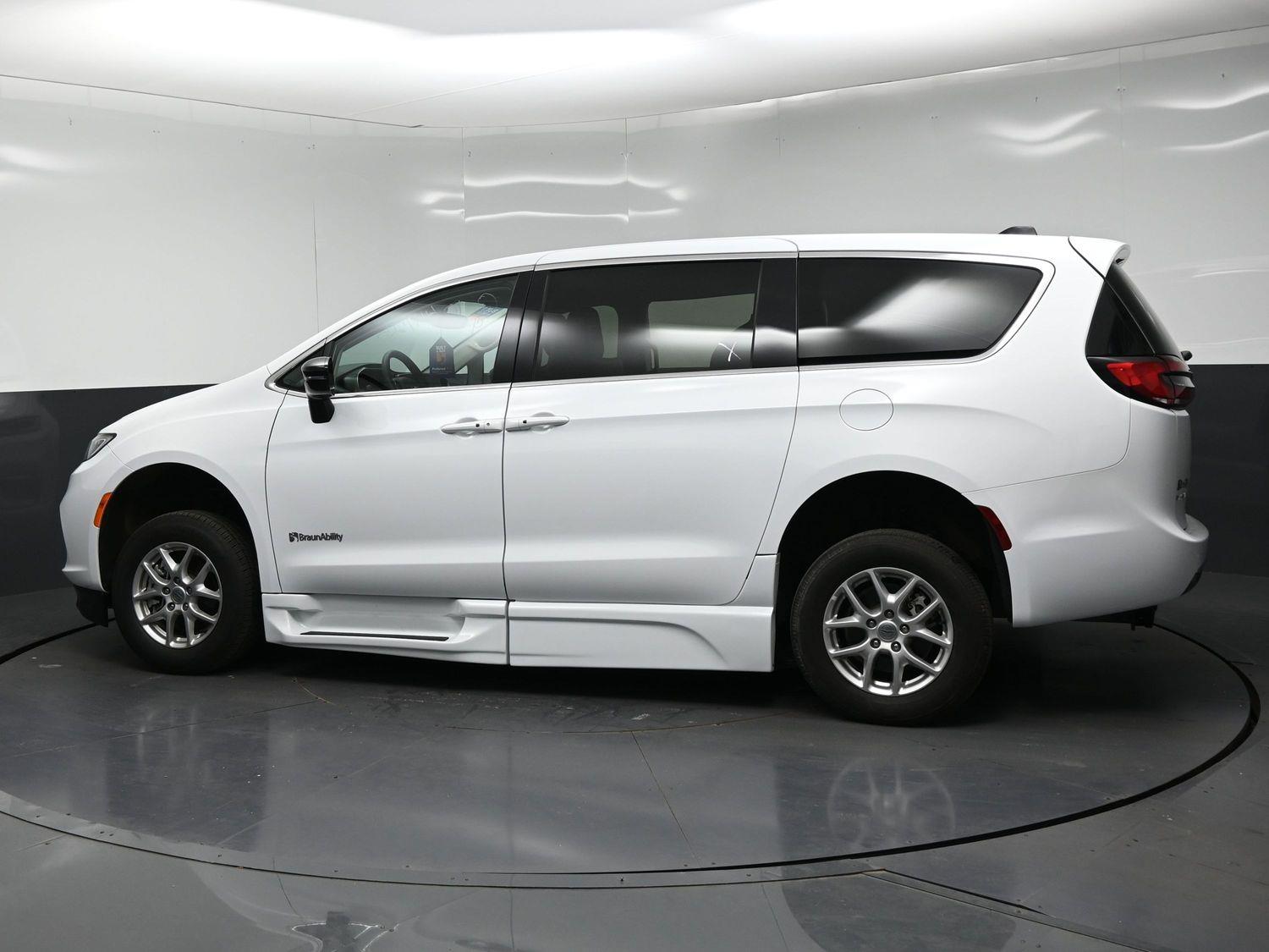 Pre-Owned 2024 Chrysler Pacifica Touring L