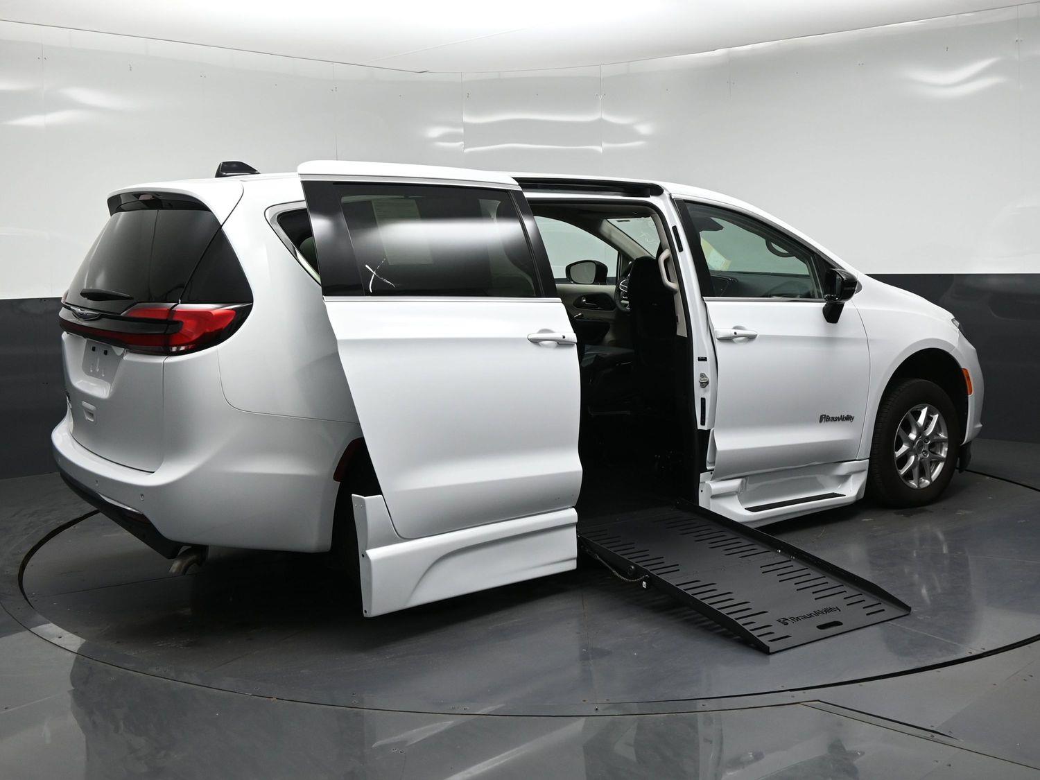 Pre-Owned 2024 Chrysler Pacifica Touring L
