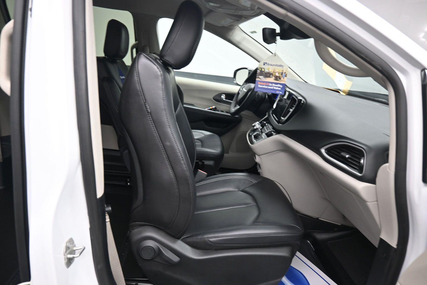 Pre-Owned 2024 Chrysler Pacifica Touring L
