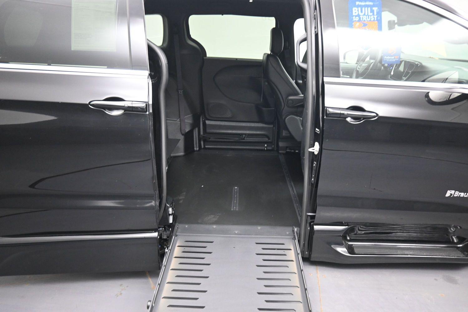 Certified Pre-Owned 2025 Chrysler Pacifica Select