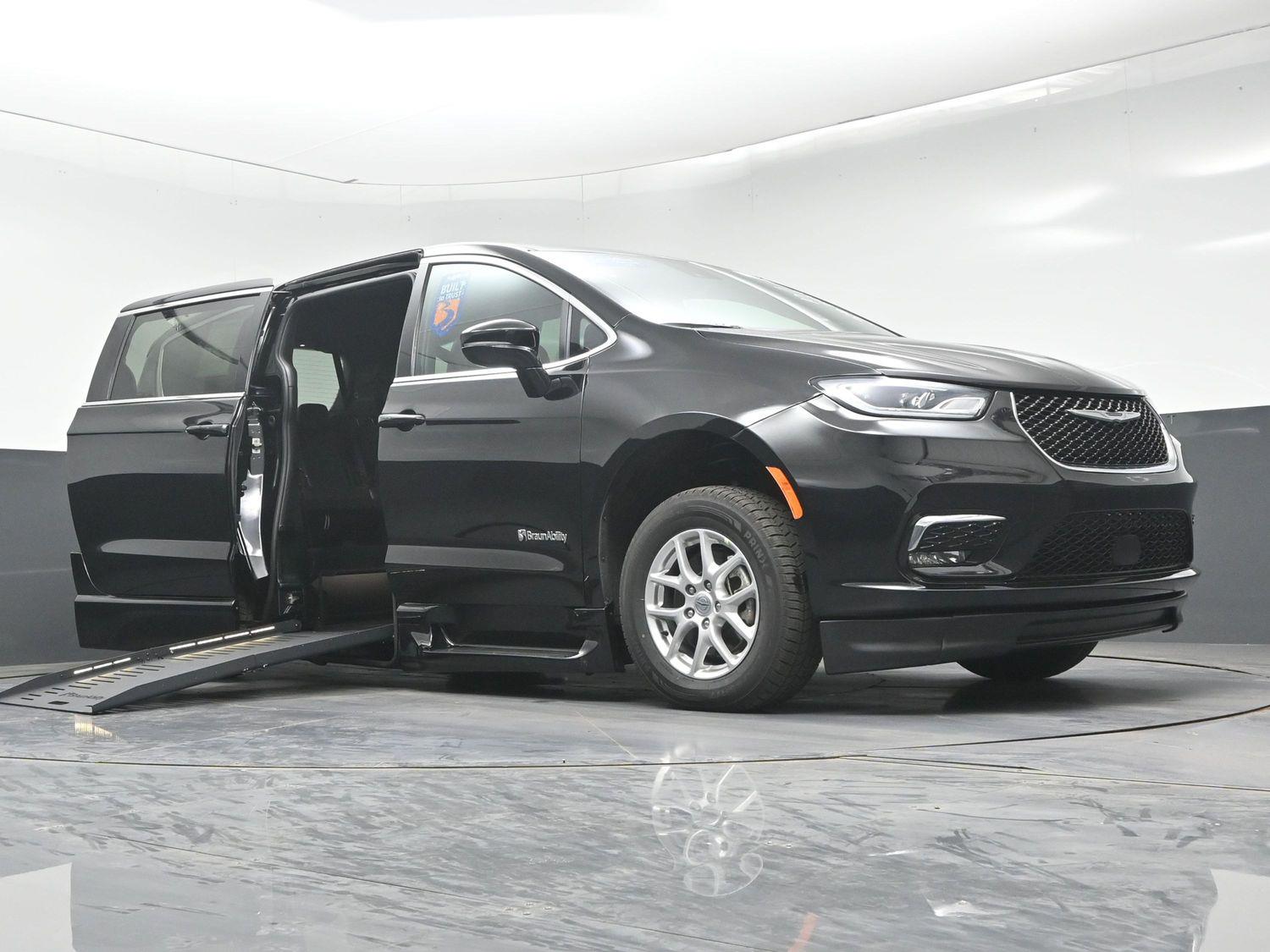 Certified Pre-Owned 2025 Chrysler Pacifica Select
