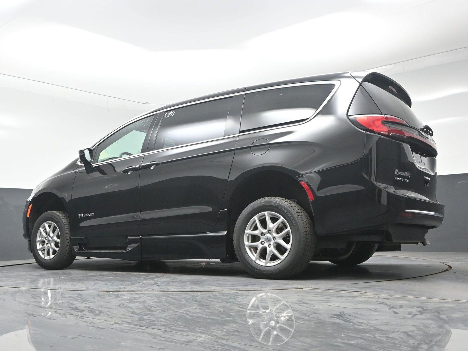 Certified Pre-Owned 2025 Chrysler Pacifica Select