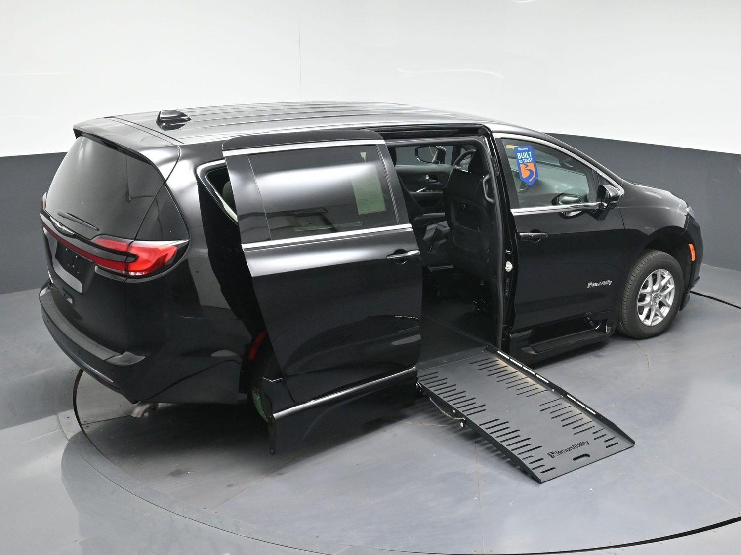 Certified Pre-Owned 2025 Chrysler Pacifica Select