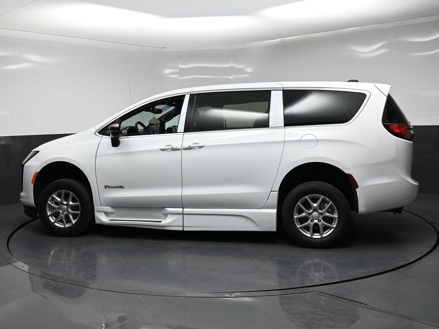 New 2027 Chrysler Pacifica Select