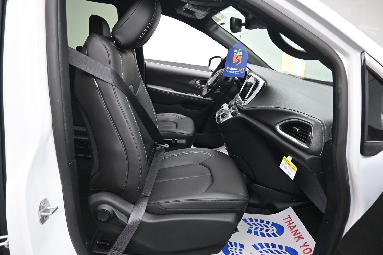 New 2027 Chrysler Pacifica Select