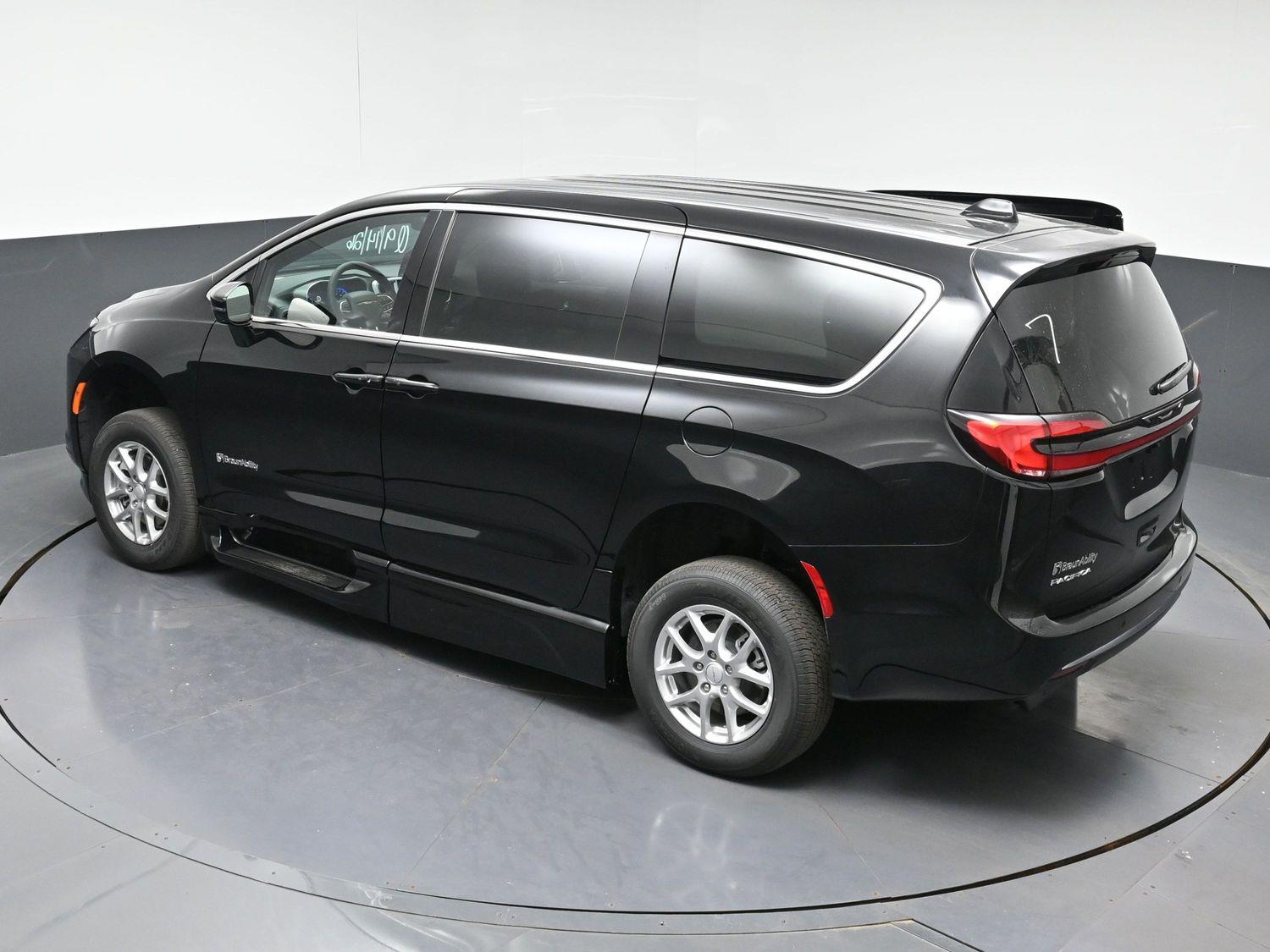 New 2027 Chrysler Pacifica Select