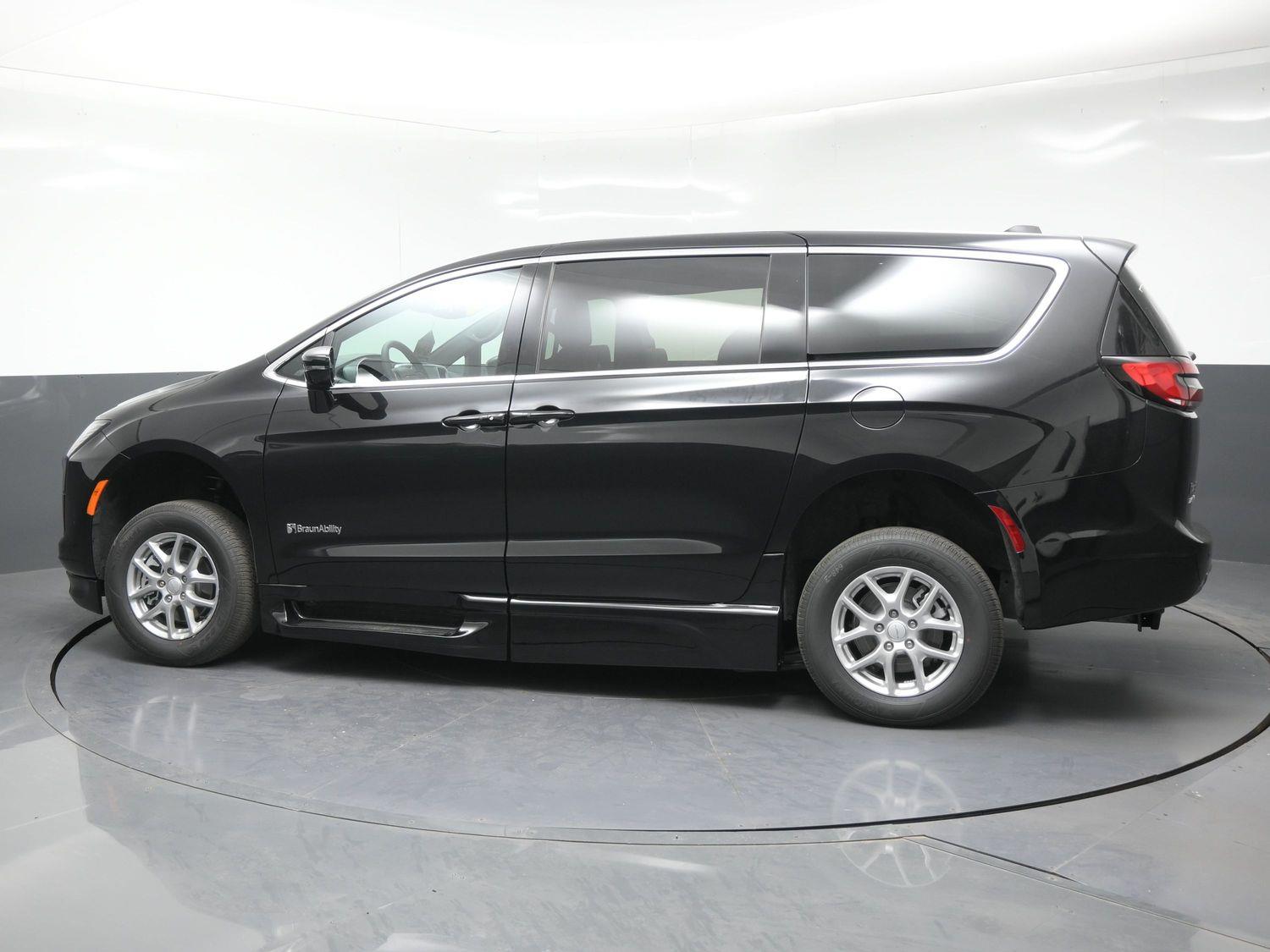New 2027 Chrysler Pacifica Select