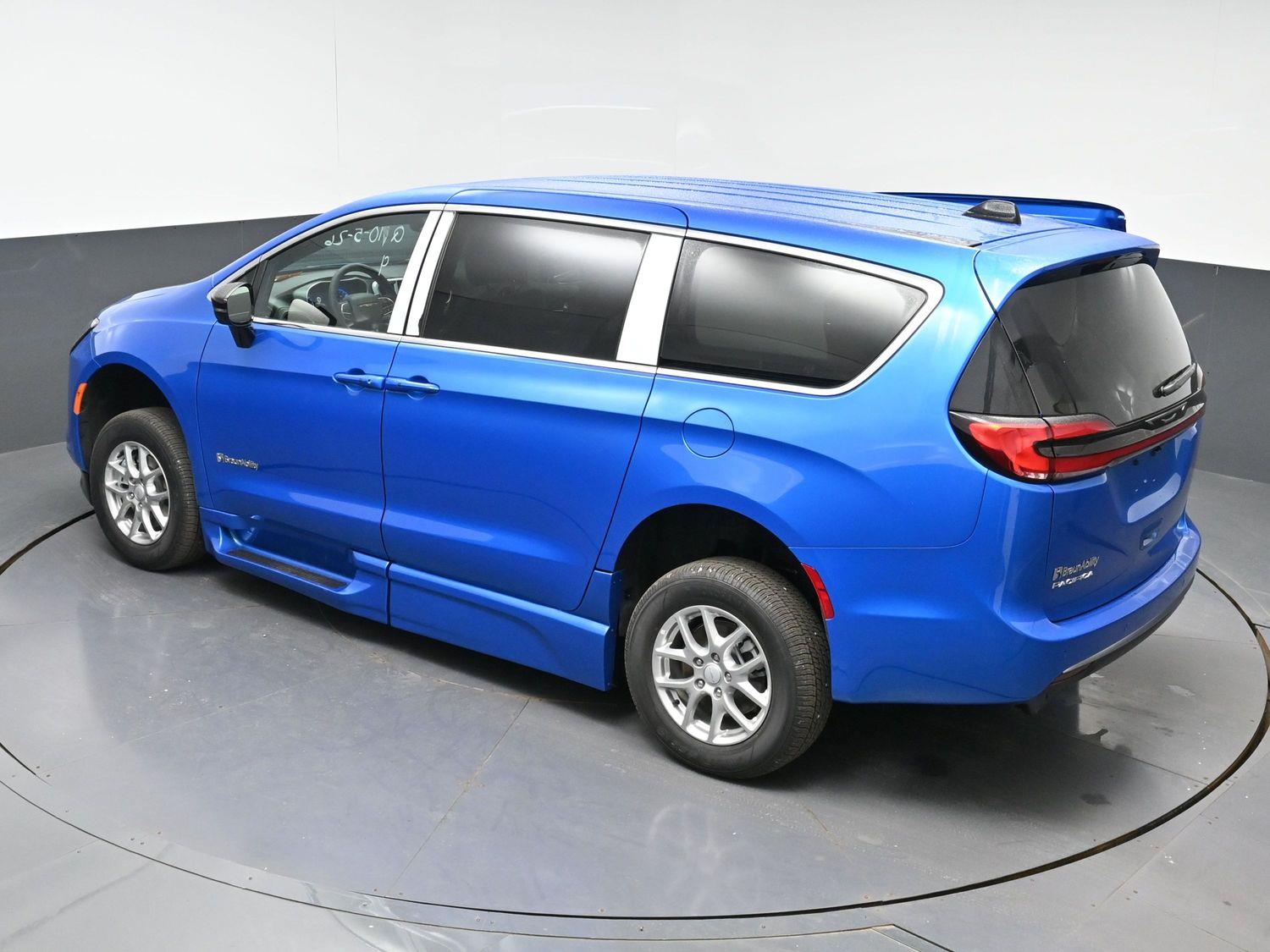 New 2027 Chrysler Pacifica Select