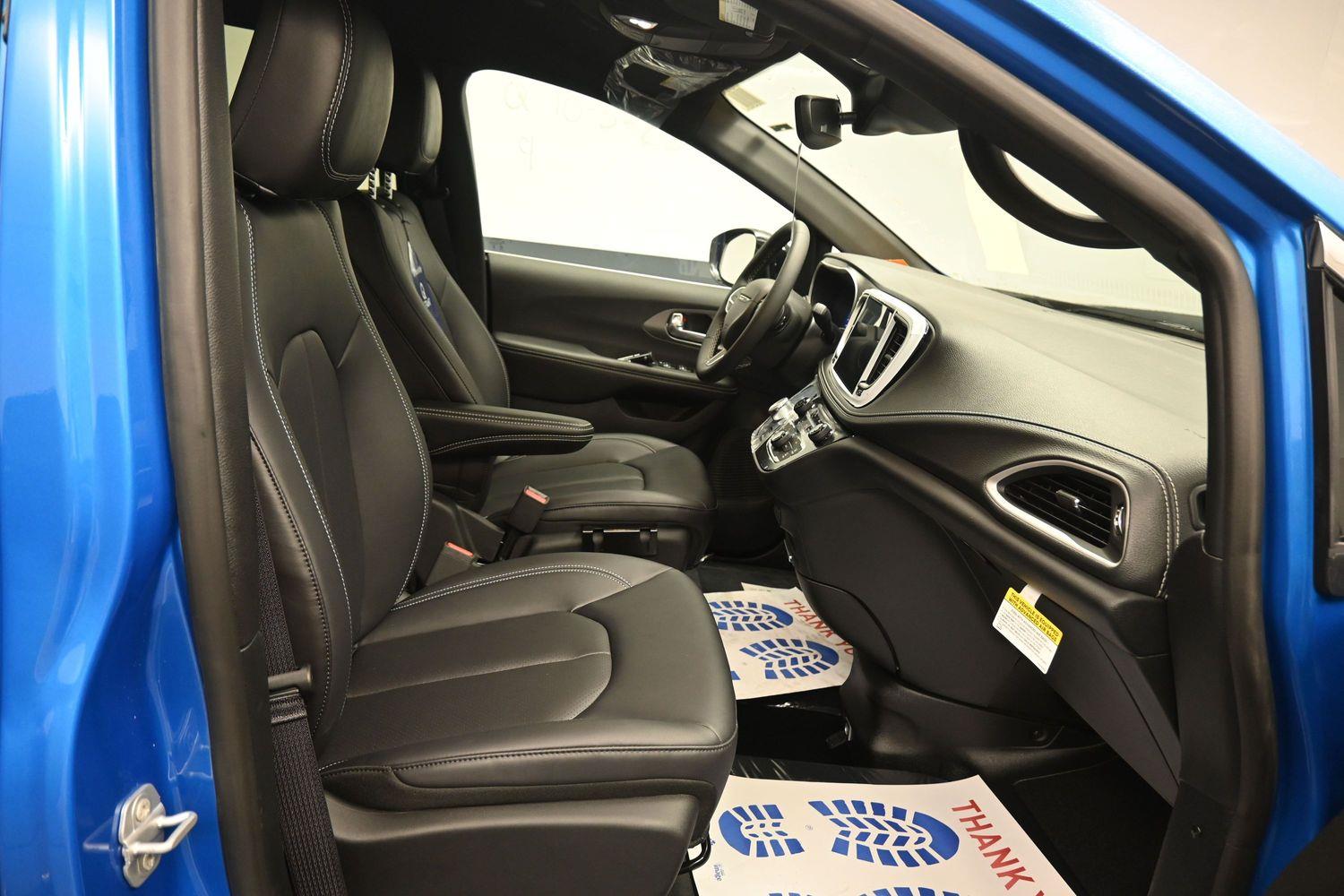 New 2027 Chrysler Pacifica Select