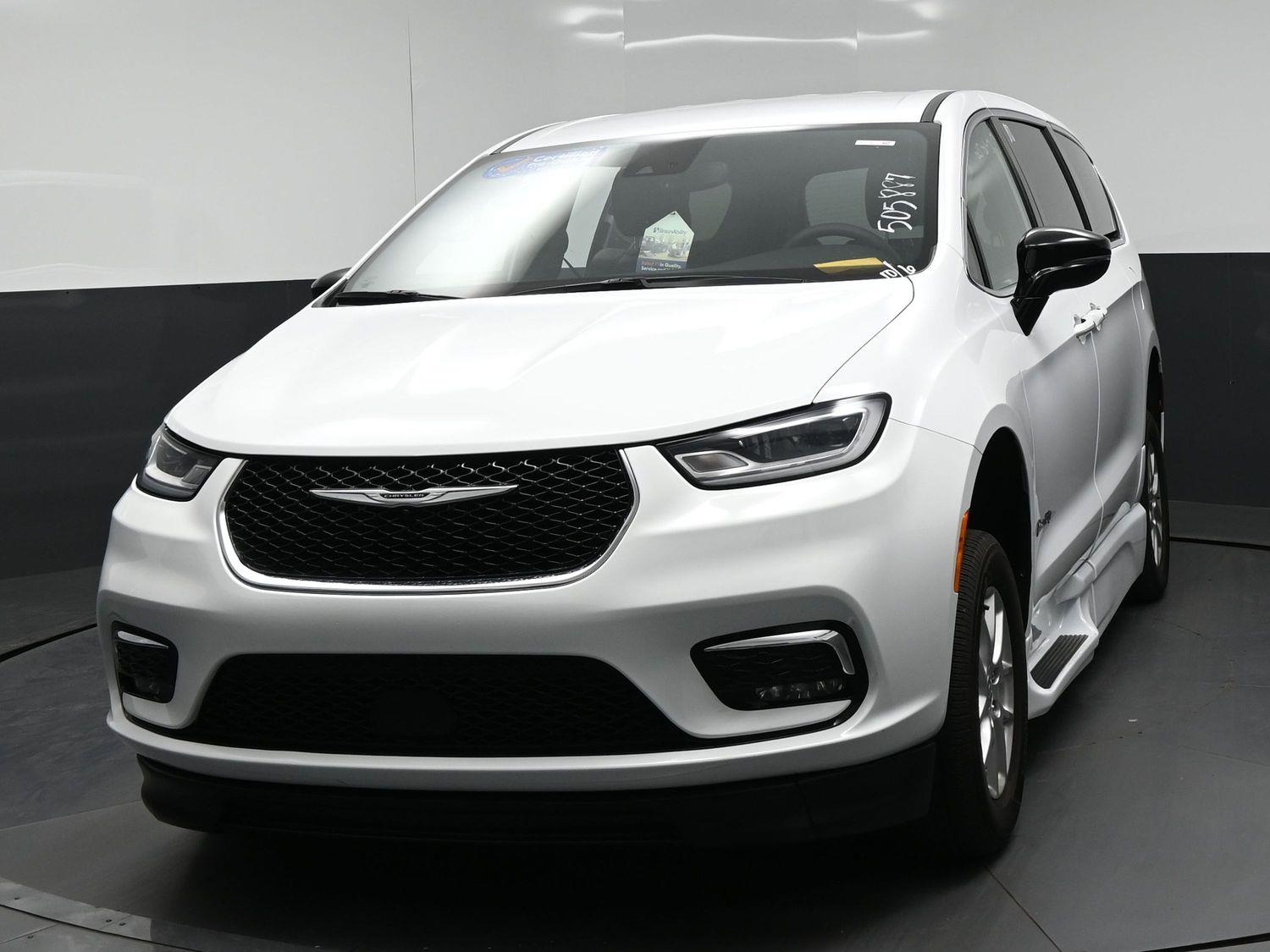 Certified Pre-Owned 2025 Chrysler Pacifica Select