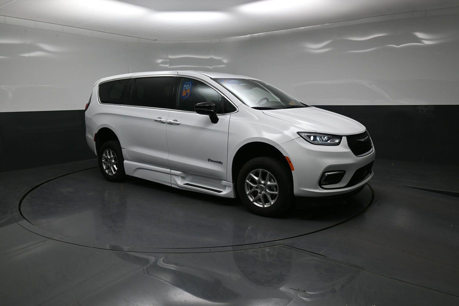 Certified Pre-Owned 2025 Chrysler Pacifica Select