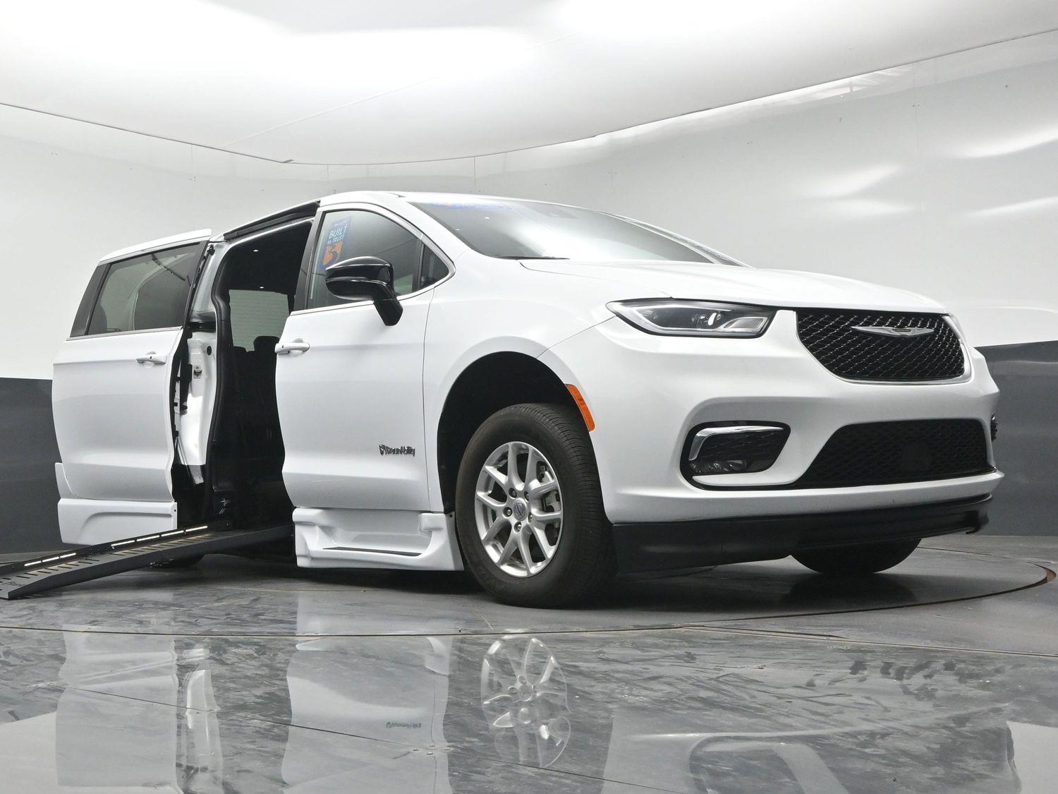 Certified Pre-Owned 2025 Chrysler Pacifica Select
