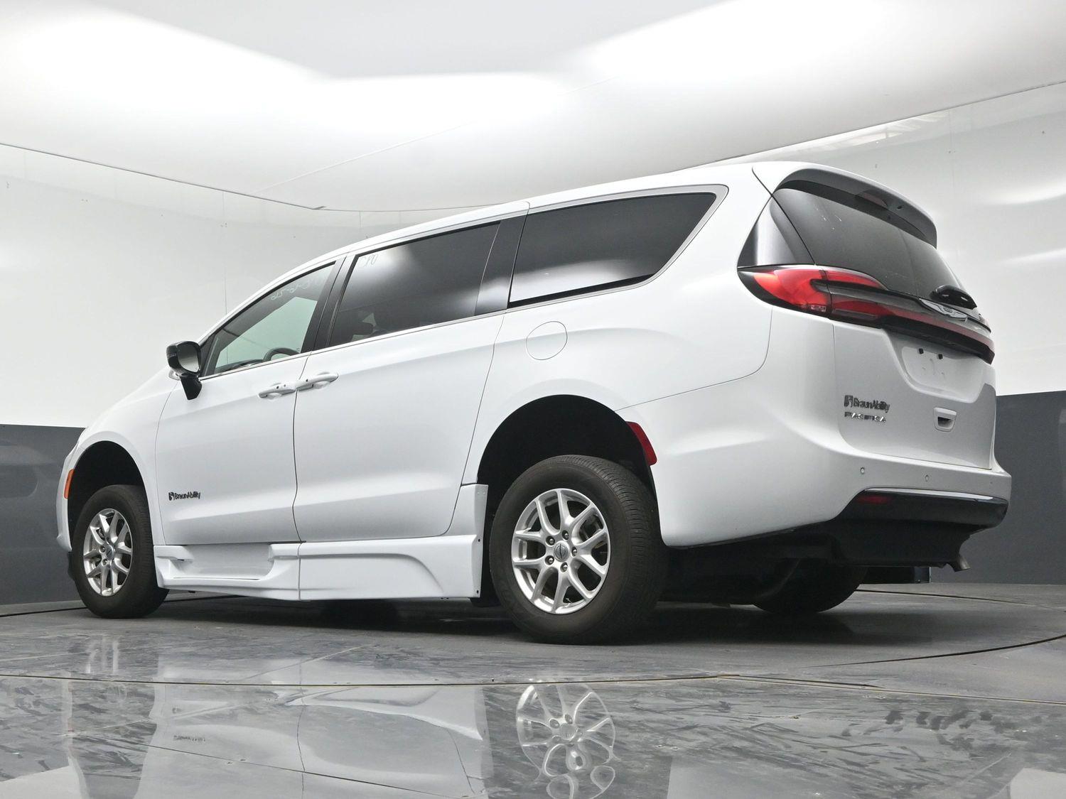 Certified Pre-Owned 2025 Chrysler Pacifica Select