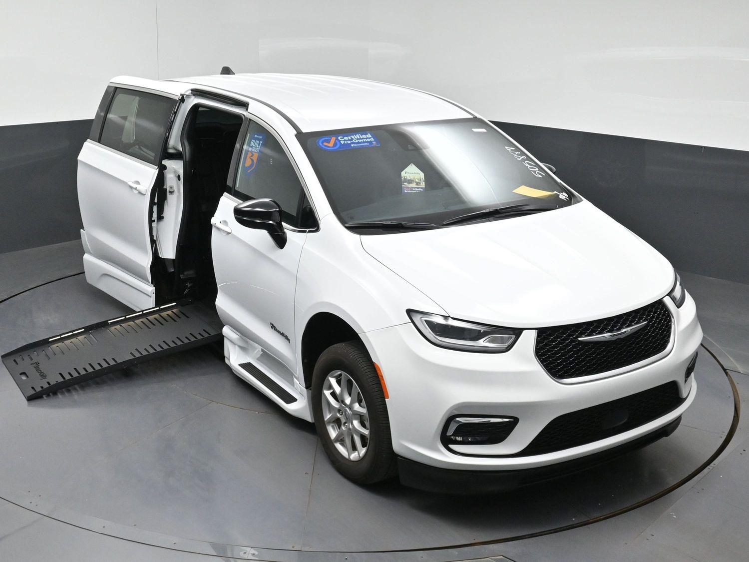Certified Pre-Owned 2025 Chrysler Pacifica Select