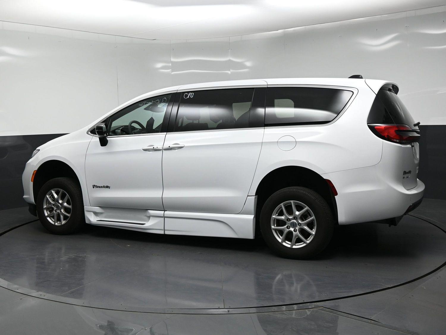 Certified Pre-Owned 2025 Chrysler Pacifica Select