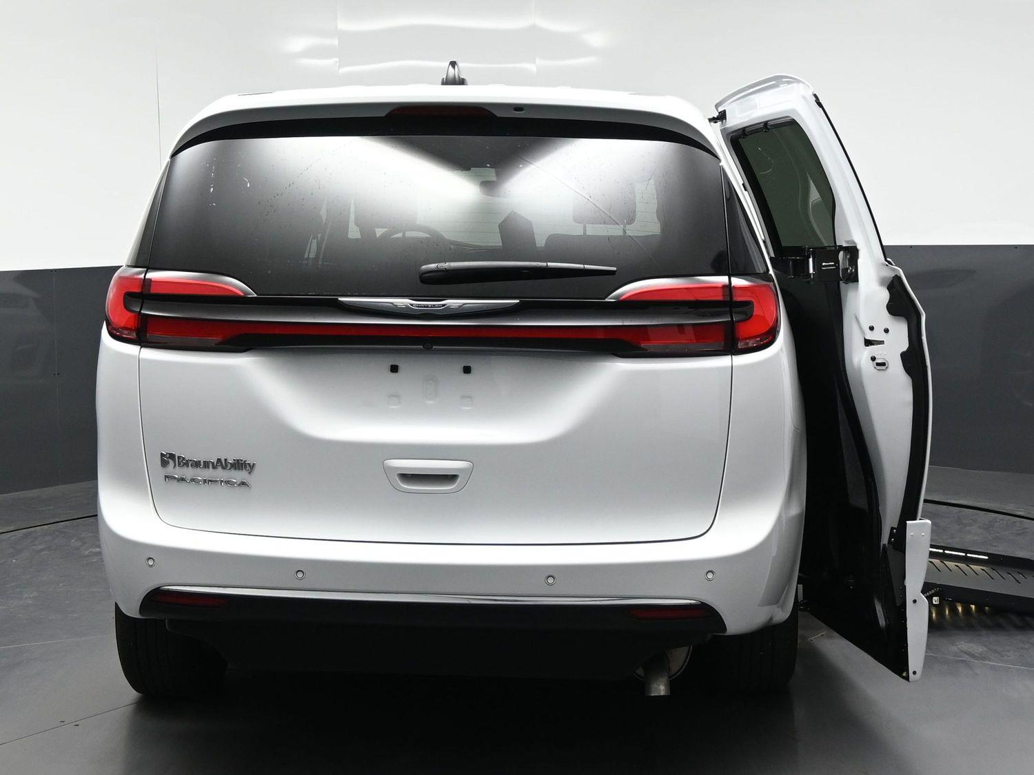 Certified Pre-Owned 2025 Chrysler Pacifica Select