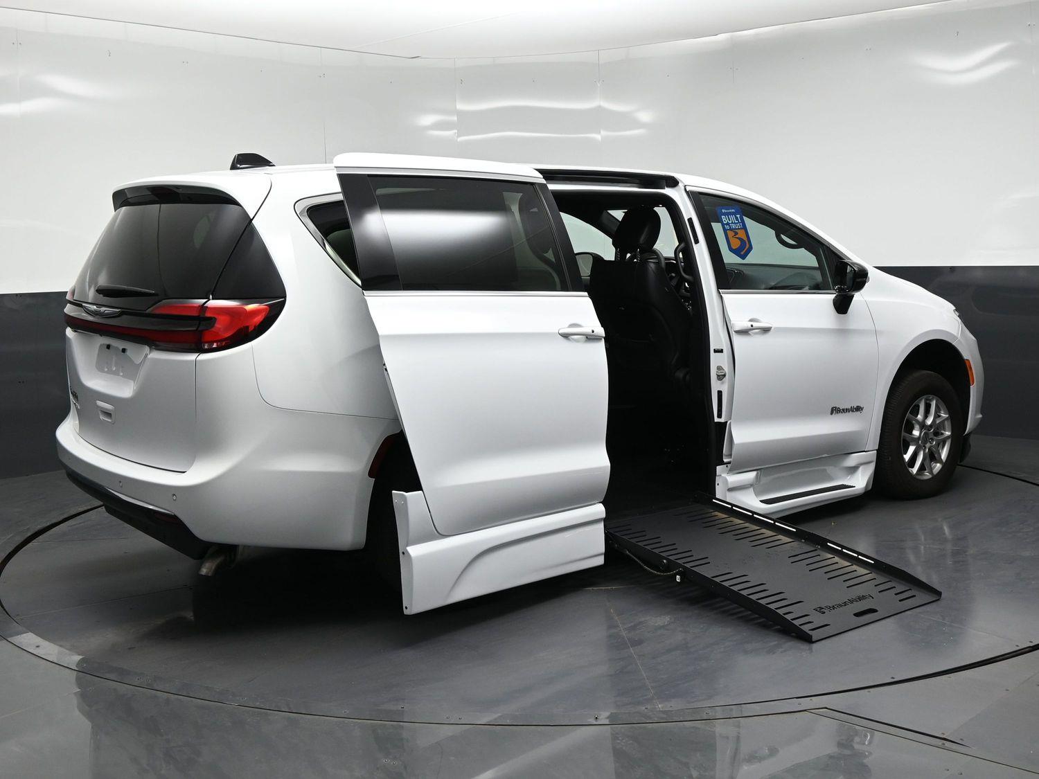 Certified Pre-Owned 2025 Chrysler Pacifica Select