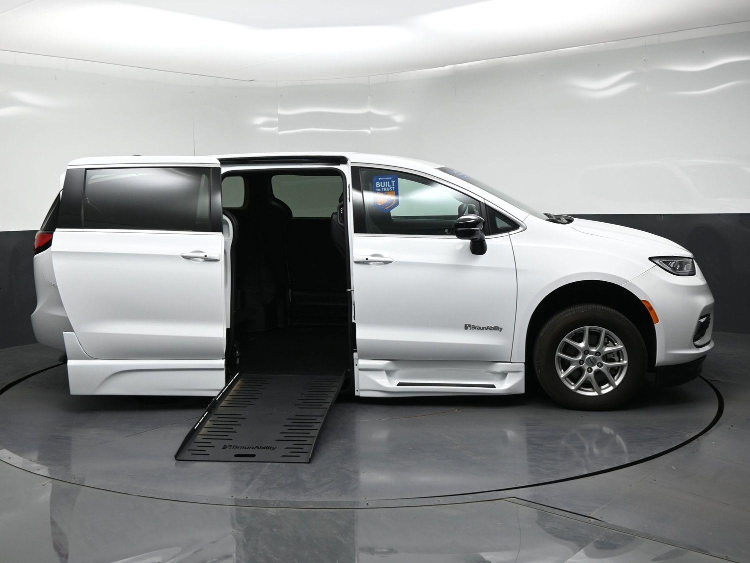 Certified Pre-Owned 2025 Chrysler Pacifica Select
