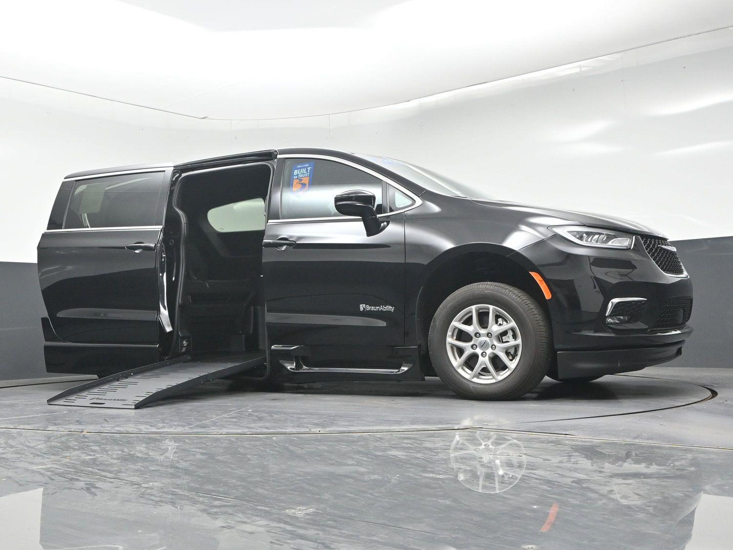 Certified Pre-Owned 2025 Chrysler Pacifica Select